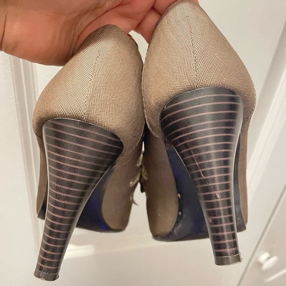 Ann Marino Women’s Dress Shoes 9M Heels Brown Satin Bow Cutouts Retro Academia - Picture 13 of 13